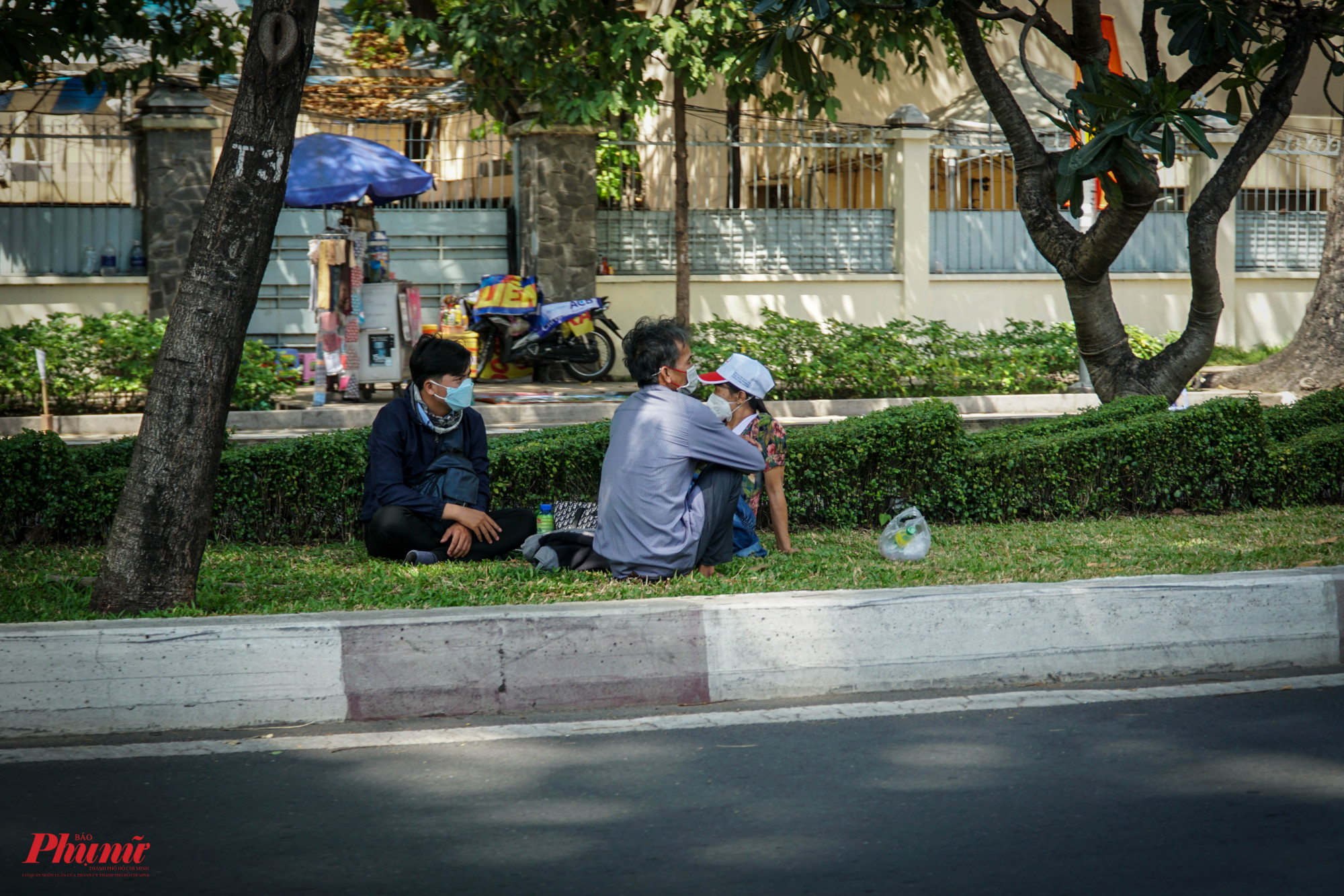 Một số người tìm công viên có nhiều bóng mát làm nơi trốn nắng