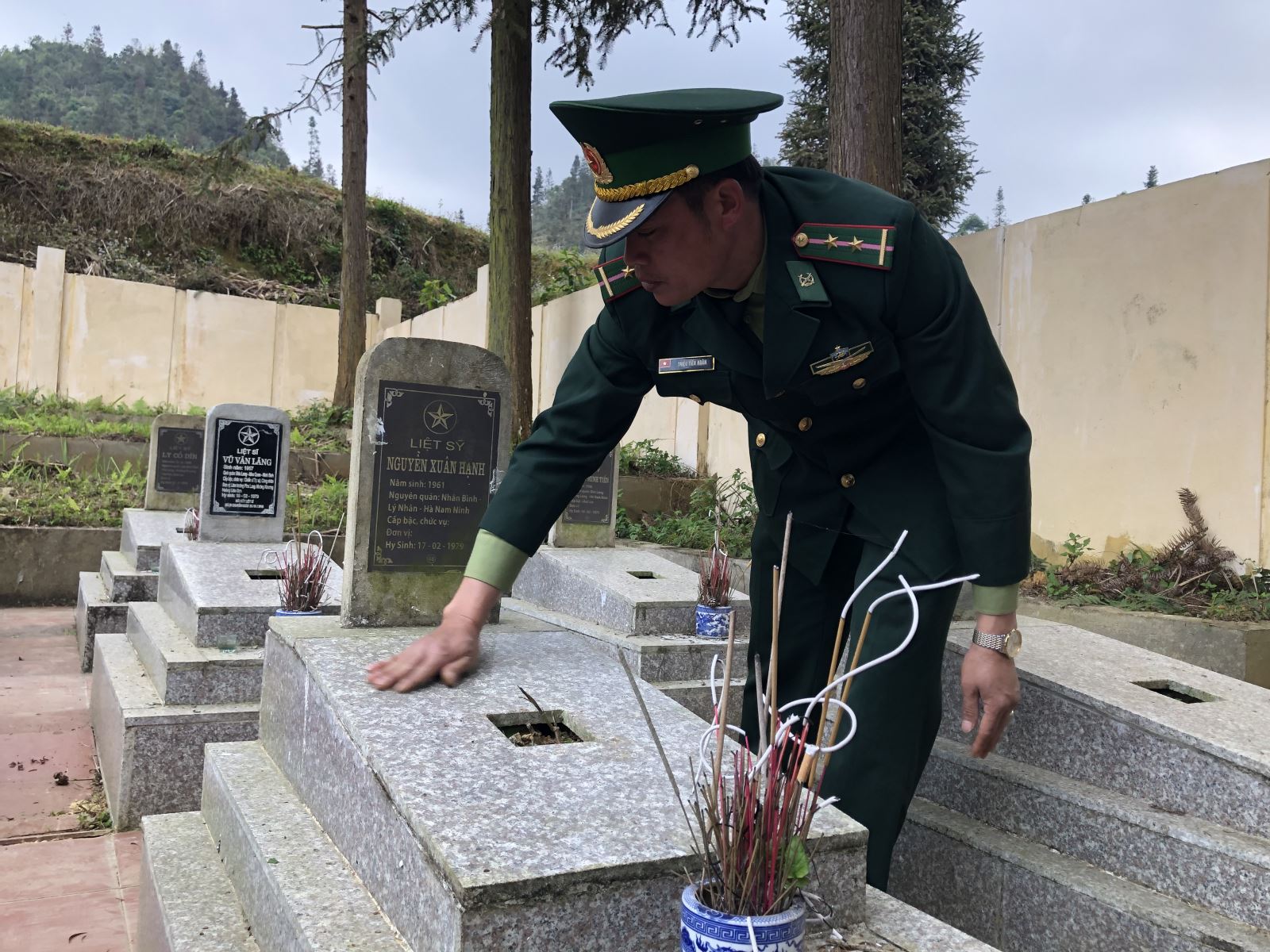 Trung úy Triệu Tiến Ngân, Đồn biên phòng Pha Long thắp hương và chăm sóc phần mộ Liệt sĩ Nguyễn Xuân Hạnh hy sinh ngày 17/2/1979 đang nằm tại nghĩa trang Pha Long.
