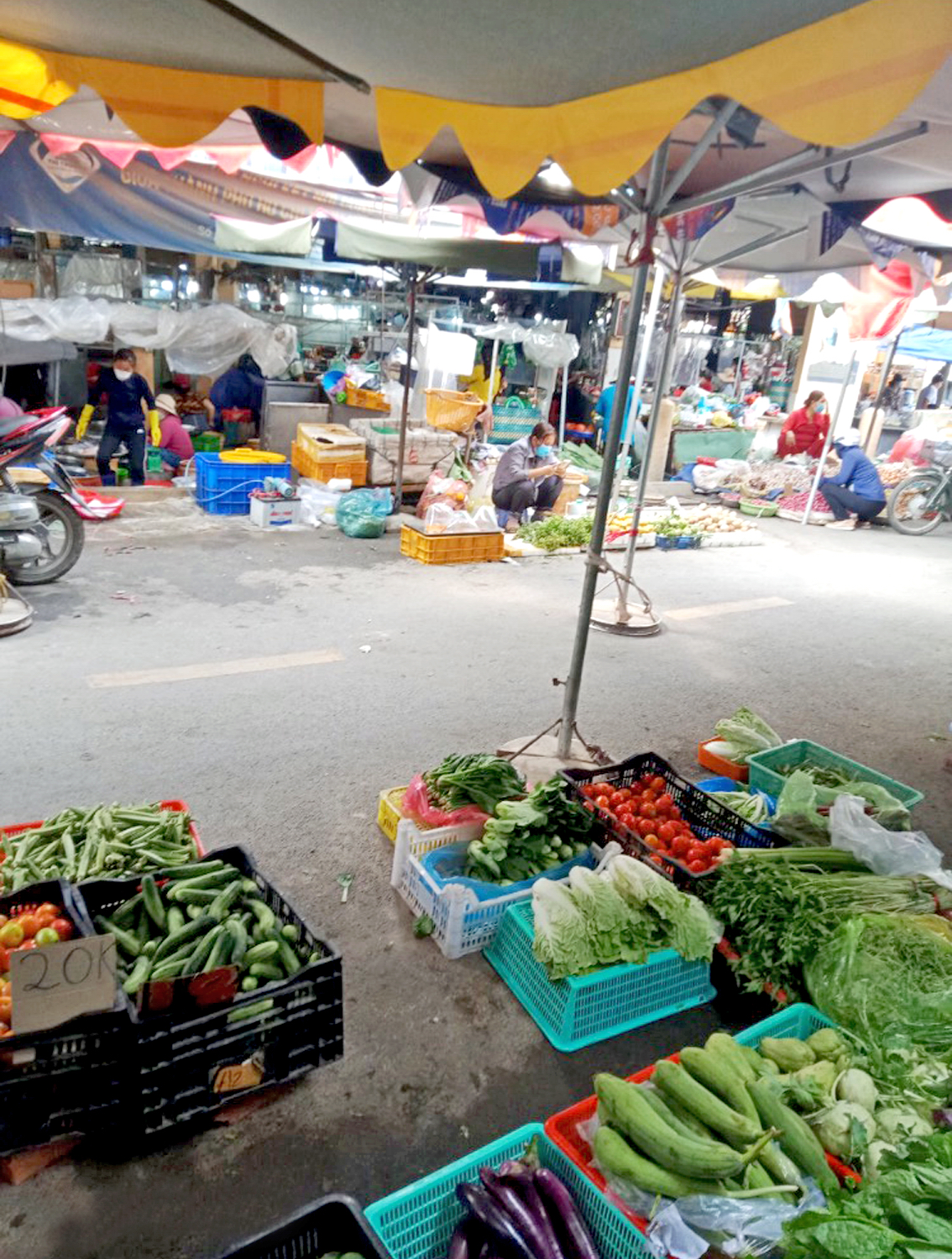 Việc buôn bán tự phát vây quanh chợ Thanh Xuân, Q.12 đã không được xử lý triệt để