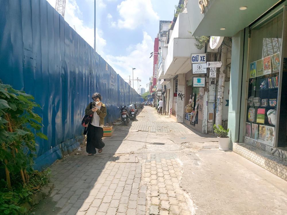 Mặc dù năm 2021, rào chắn trên đường Lê Lợi đã được tháo dở một phần nhưng người dân ở một bên đường vẫn buôn bán ế ẩm do vướng rào chắn trước cửa tiệm - Ảnh: Sơn Vinh