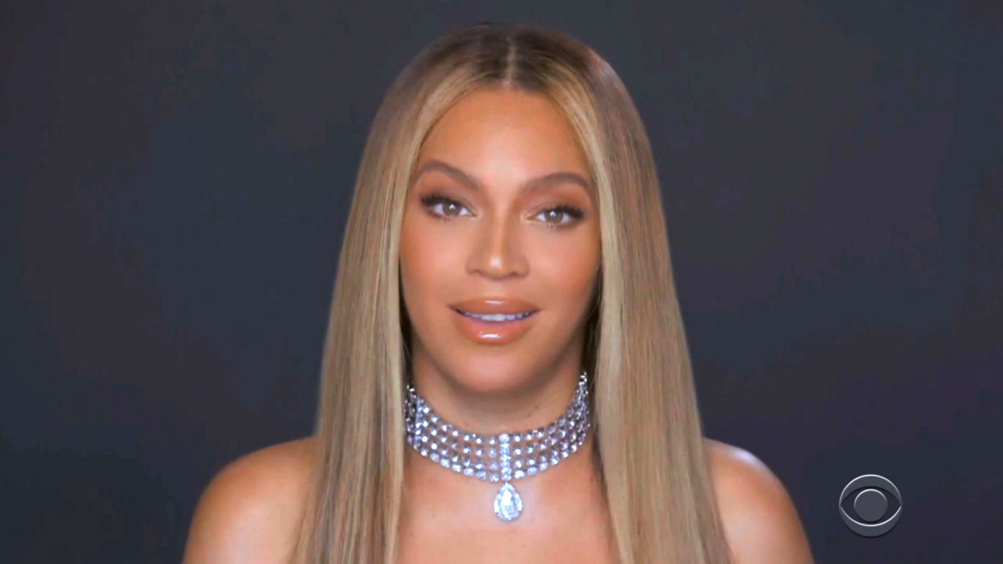  Beyonce cũng như nhiều người đẹp da màu khác, sở hữu cánh mũi thô và dày. Cô cũng chọn cách sửa đôi chút cho phù hợp gương mặt, chứ không lạm dụng dao kéo, làm mất đi nét tự nhiên.