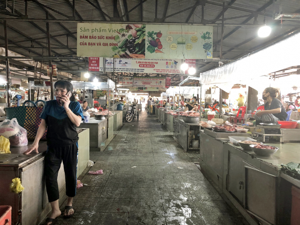 Cảnh vắng khách bên trong chợ Phạm Văn Hai