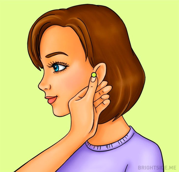 1. Tai Đây là một trong những điểm kiểm soát sự thèm ăn chính. Để tìm nó, hãy đặt ngón tay cái của bạn phía trước phần thịt hình tam giác gần tai của bạn. Bây giờ, hãy mở và đóng hàm của bạn, xương hàm sẽ dịch chuyển và tìm một điểm cách xa so với vị trí ban đầu nhất. Bấm huyệt này trong 1 đến 3 phút, 2 lần một ngày. Theo bấm huyệt, tai, bàn tay và bàn chân là những bộ phận có khả năng phản xạ năng lượng lớn hơn ở các phần còn lại của cơ thể, vì vậy việc kích thích các huyệt này là một trong những cách hiệu quả nhất để đạt được mục tiêu giảm cân.