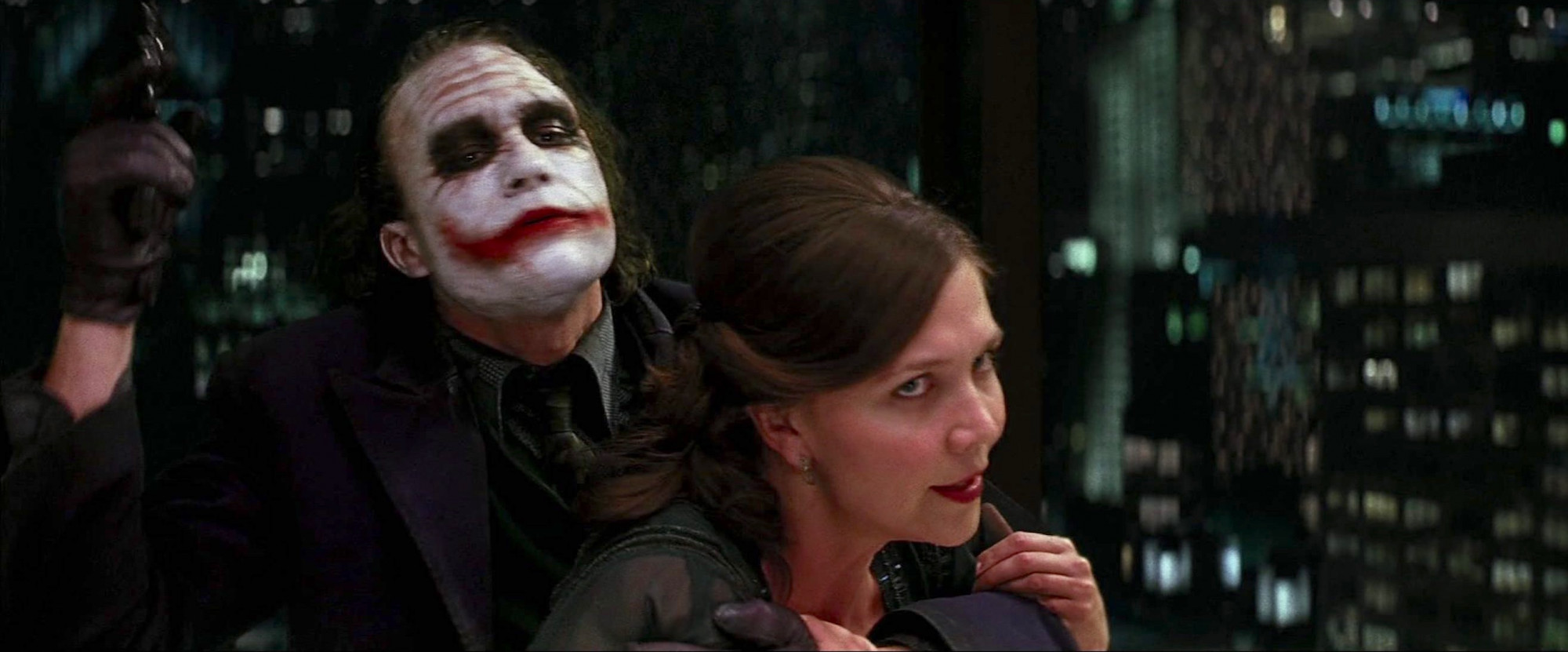 Maggie Gyllenhaal cùng với nhân vật Joker (Heath Ledger thủ vai) trong phim The Dark Knight 