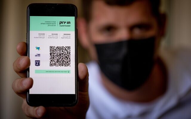 Một người đàn ông hiển thị Green Pass trên điện thoại di động của mình ở Jerusalem, ngày 4 tháng 10 năm 2021. (Yonatan Sindel / Flash90)