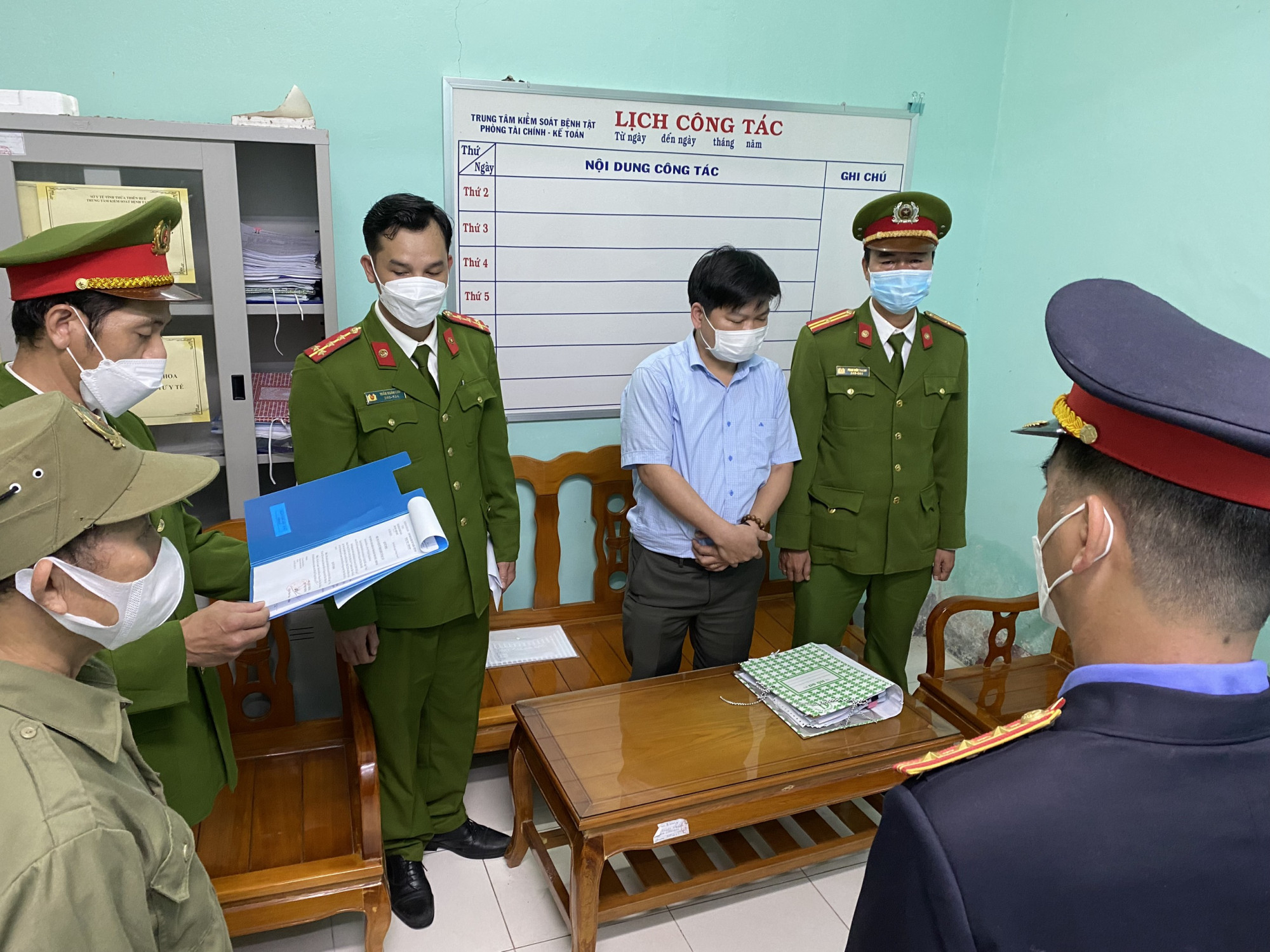 Đọc quyết định khởi tố ông Hà Thúc Nhật - kế toán trưởng của CDC Thừa Thiên Huế 