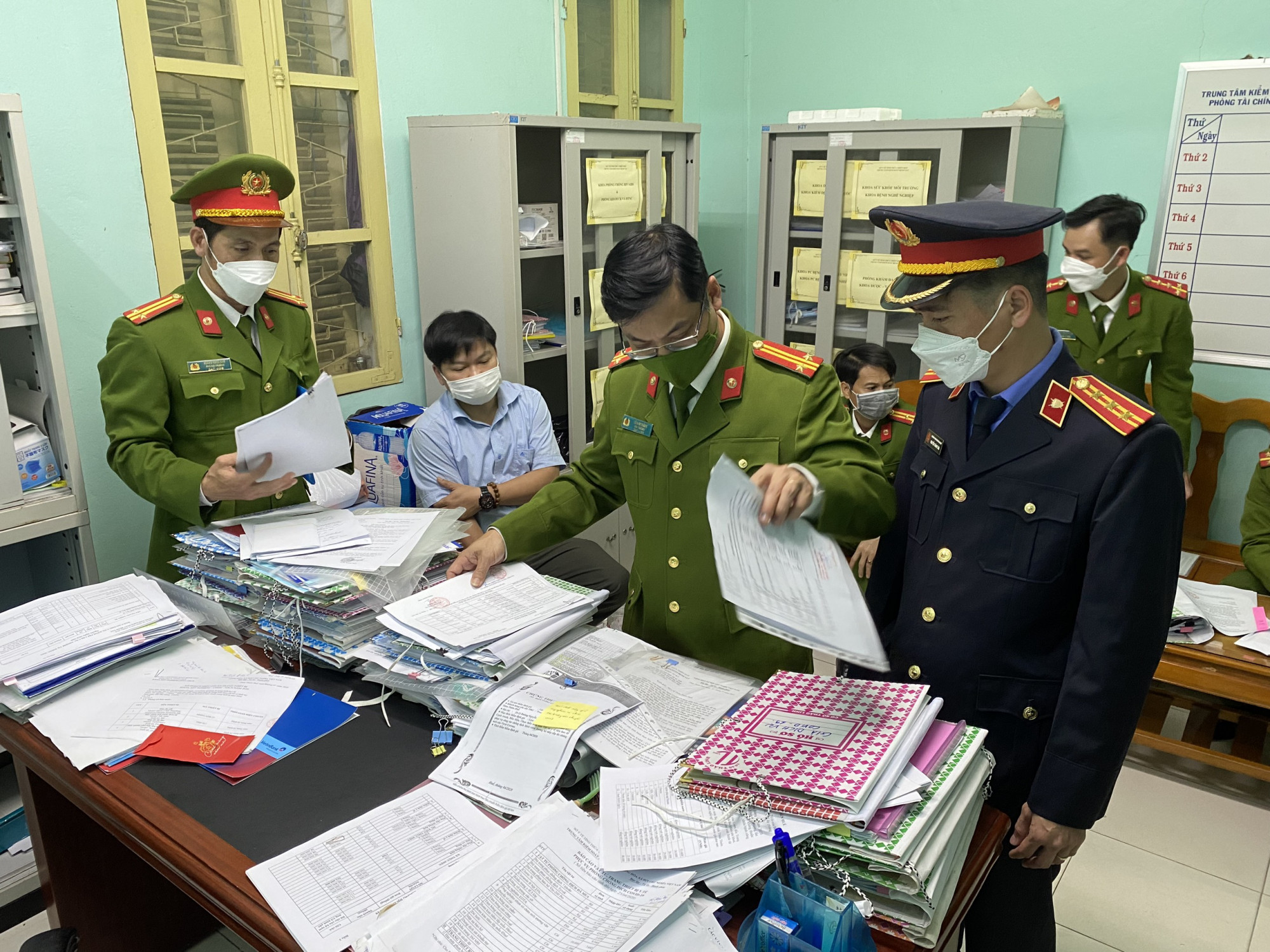 Khám xét trụ sở làm việc tại Trung tâm Kiểm soát bệnh tật Thừa Thiên- Huế