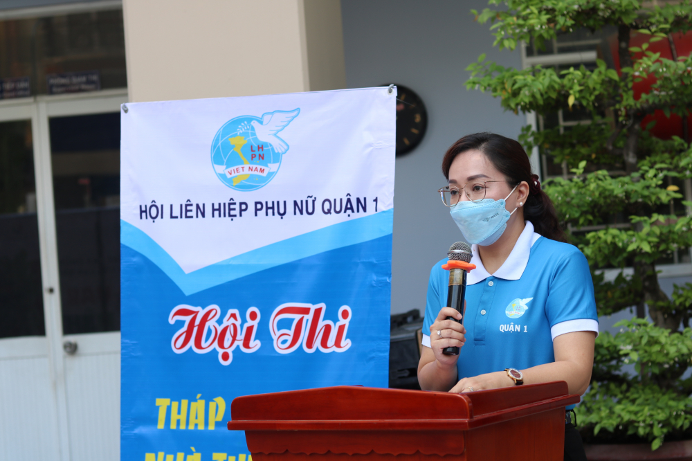 Bà Hoàng Thị Thu Liên - Chủ tịch Hội LHPN quận 1 - phát động hội thi. 