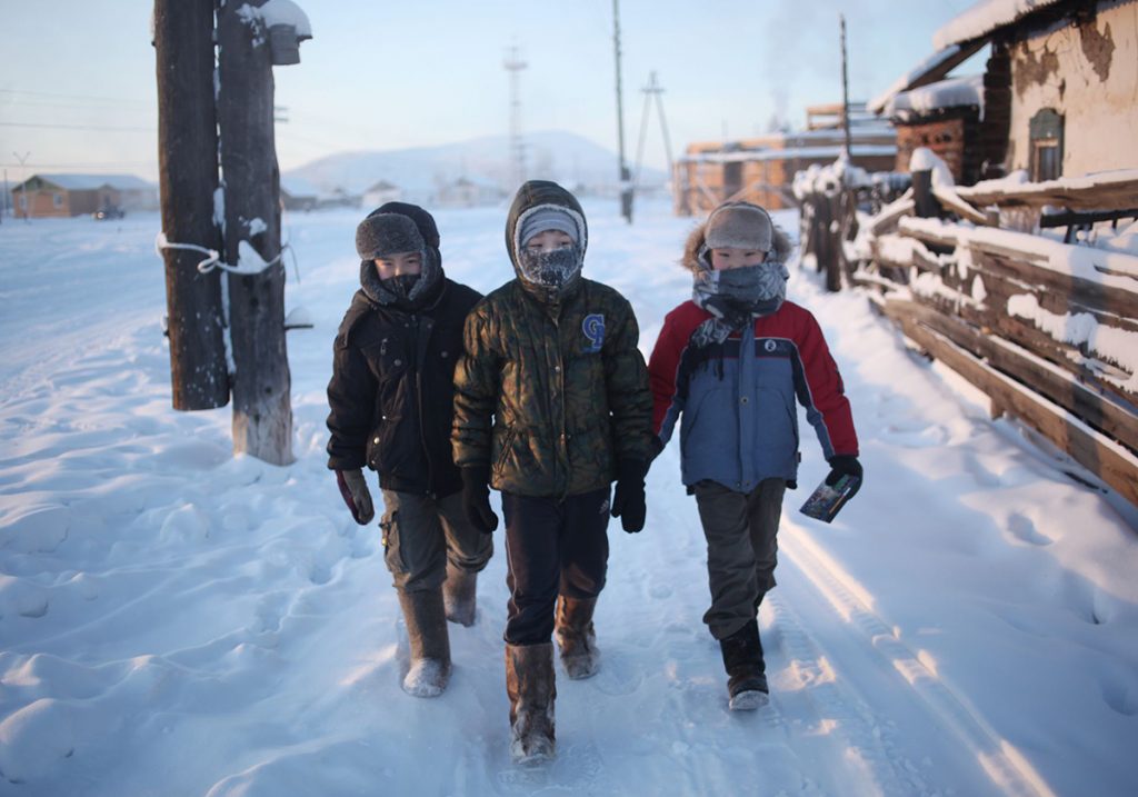 Trẻ em được rèn luyện để thích ứng vời điều kiện thời tiết lạnh giá như thế này từ rất sớm - Ảnh: Knife Media