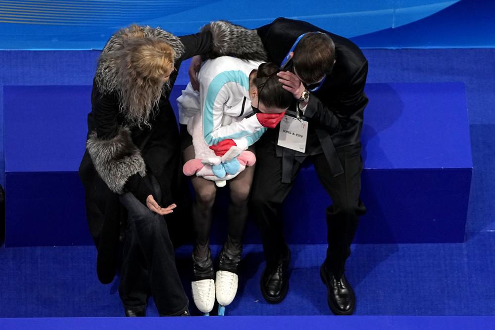 Kamila Valieva, thuộc Ủy ban Olympic Nga, phản ứng sau khi tranh tài trong chương trình trượt băng tự do dành cho nữ