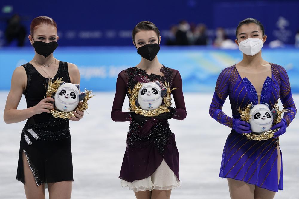 Người giành huy chương vàng nội dung trượt băng tự do nữ Anna Shcherbakova (giữa) thuộc Ủy ban Olympic Nga, đứng cùng với người đoạt huy chương bạc và đồng hương Alexandra Trusova (trái) và huy chương đồng Kaori Sakamoto, của Nhật Bản