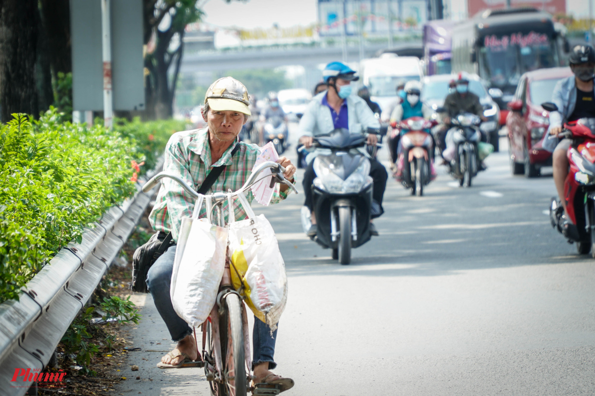 Trưa đứng bóng, nhưng với sấp vé số trên tay, người đàn ông này vẫn phải đội nắng đi bán cho xong