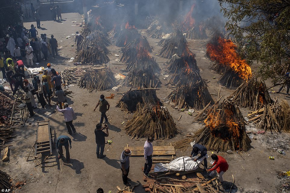 Hình trên là các giàn hỏa táng tại một nhà xác ở New Delhi vào tháng 4 năm ngoái khi đất nước cảm thấy toàn lực của biến thể Delta 