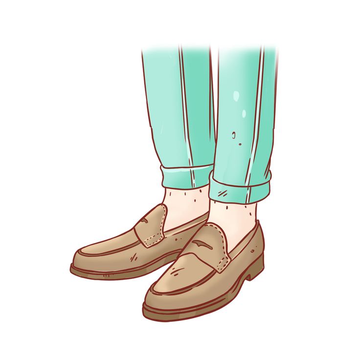 2. Đi giày kín chân không. Vào mùa hè, đi giày kín (chẳng hạn như giày thể thao và giày lười) dẫn đến đổ mồ hôi nhiều và làm thô da ở gót chân. Vì vậy bạn nên đi giày với tất. Nếu thời tiết quá nóng đối với những đôi tất thông thường, hãy sử dụng những đôi tất có lớp lót mỏng.