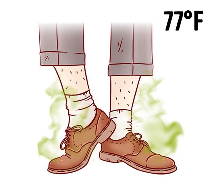 4. Giày làm từ chất liệu không tự nhiên. Trong những tháng mùa hè, đặc biệt khuyến khích đi giày làm từ vật liệu tự nhiên, chẳng hạn như da hoặc vải. Mang giày da giả trong thời tiết nóng bức có thể nguy hiểm cho sức khỏe của bạn, vì nhiệt độ cao khiến các thành phần hóa học phản ứng với da. Bên cạnh đó, những đôi giày như vậy hầu như khó thông thoáng, có thể dẫn đến nhiễm nấm, nứt nẻ và tổn thương da.