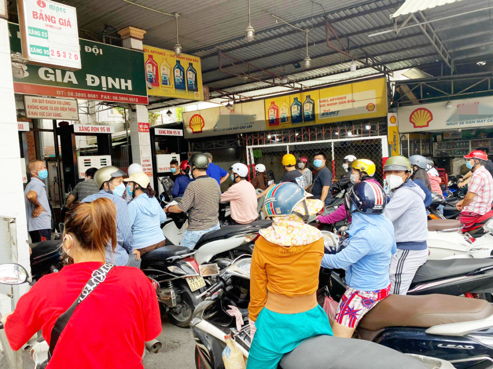 Nhiều khách chờ đổ xăng tại cửa hàng xăng trên đường Phạm Văn Chiêu, Q.Gò Vấp sáng 20/2 - ẢNH: N.CẨM
