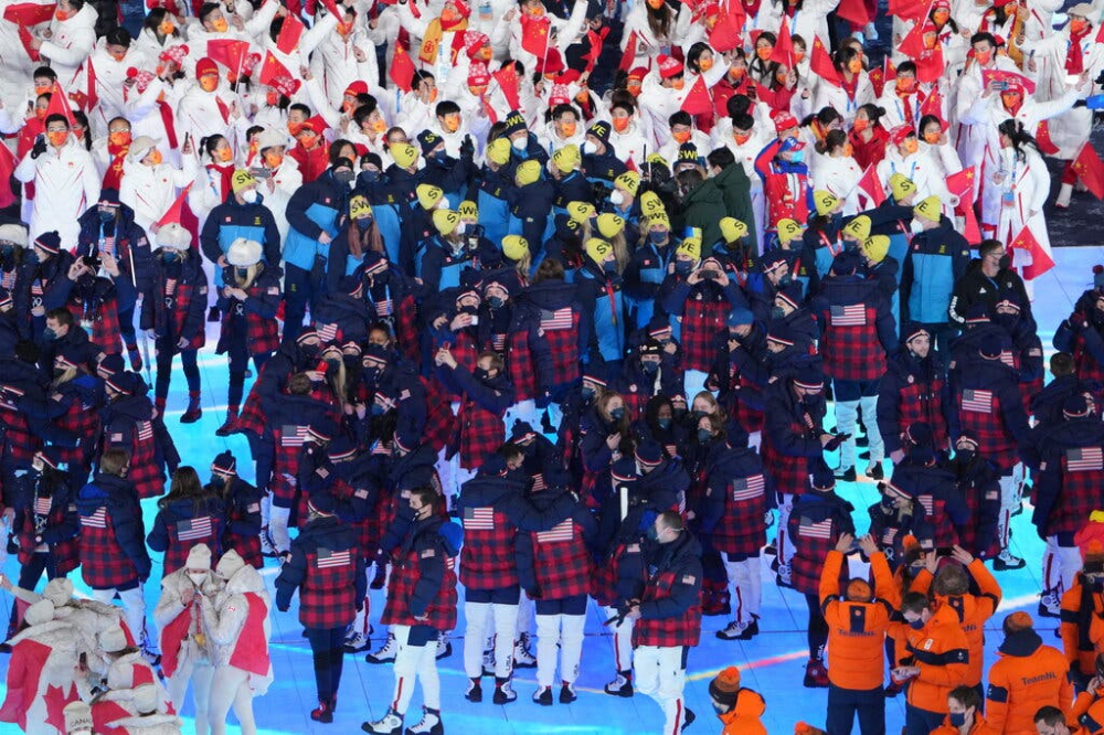 Các vận động viên Olympic tham dự lễ bế mạc cùng tiến vào sân vận động, một cách tượng trưng rằng tất cả đều là một cộng đồng