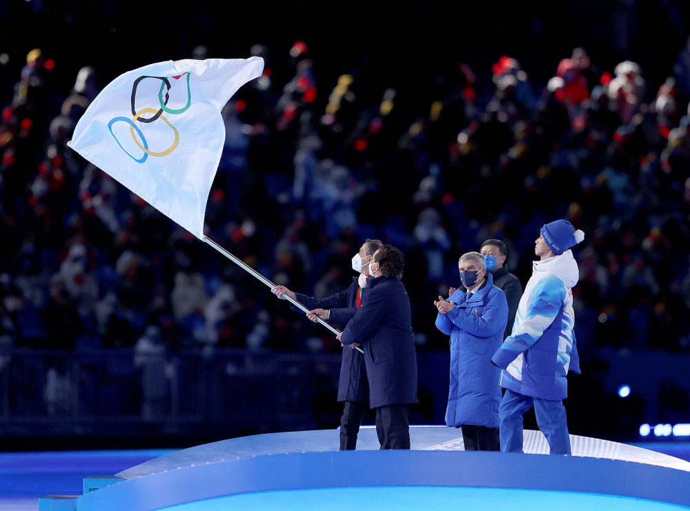 Bắc Kinh 2022 trao cờ Olympic cho Milano Cortina 2026