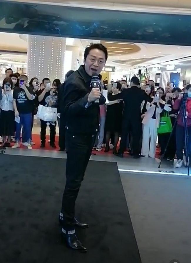 Mã Cảnh Đào đi hát ở trung tâm thương mại vào năm 2021