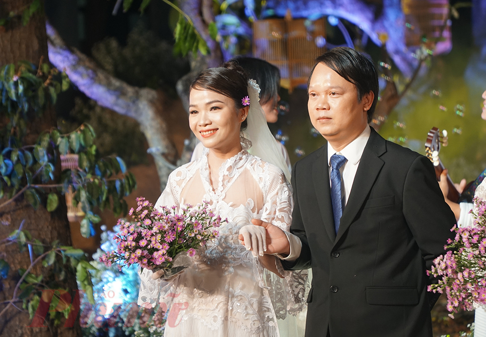 Sau nhiều tháng chờ đợi, bác sĩ Vinh và vợ đã có lễ cưới của mình