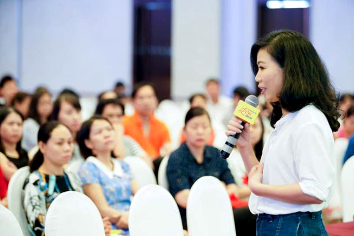 Chị Trần Thu Hà trong một buổi trao đổi với phụ huynh về vấn đề sức khỏe tinh thần