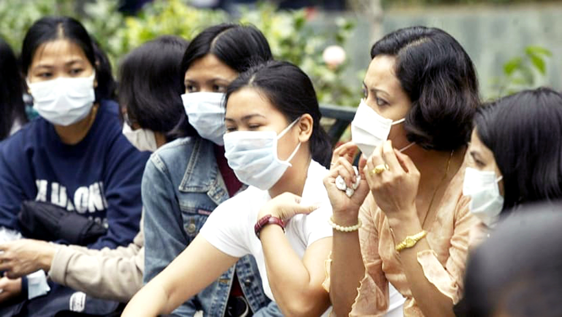 Nhiều người nước ngoài giúp việc ở Hồng Kông đã bị chủ sa thải sau khi  có xét nghiệm dương tính với SARS-CoV-2, một số khác thì bị từ chối điều trị  do đã mất việc làm