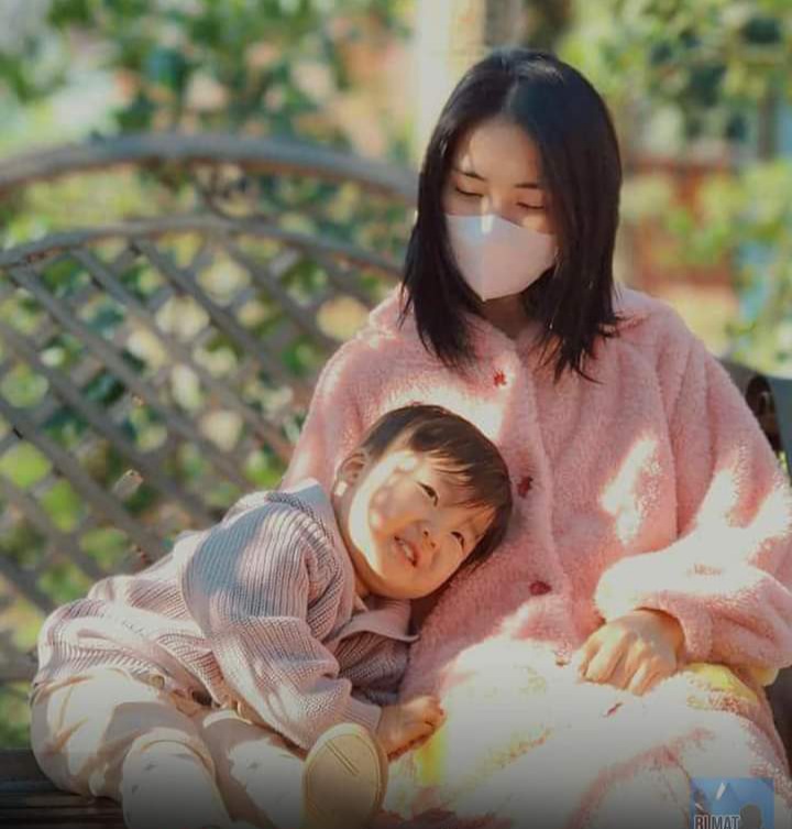Hòa Minzy và con trai (Nguồn ảnh page Bí mật showbiz)