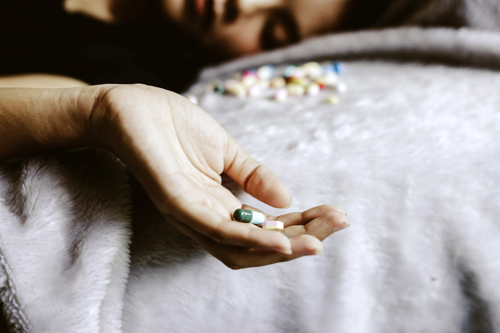 Trẻ tự mua thuốc ngủ sử dụng dễ gây ra các bệnh lý về tâm thần, thậm chí tử vong nếu dùng quá liều - ẢNH MINH HỌA