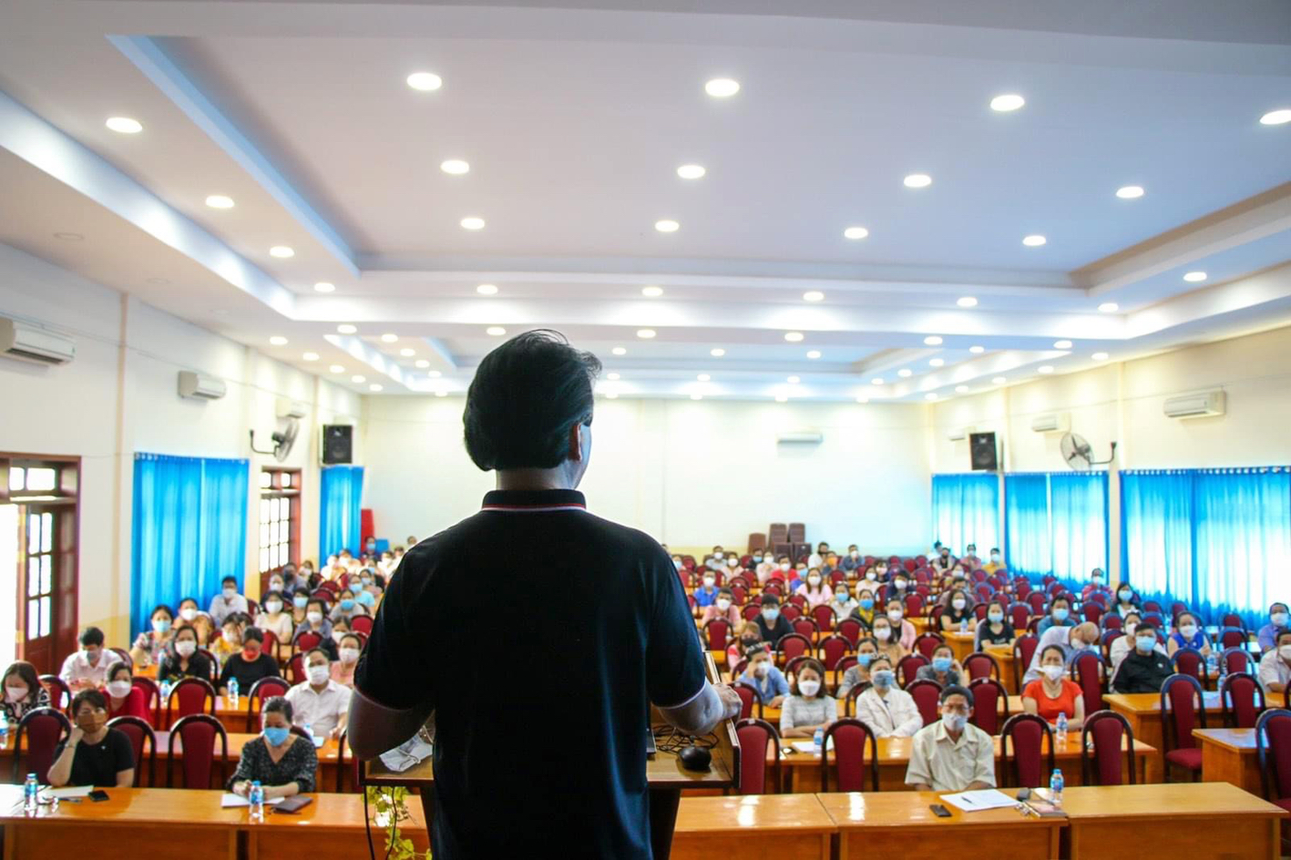 Hiệu trưởng hay chủ tịch hội đồng trường sẽ giữ vai trò cao nhất trong trường học? Trong ảnh: Ông Huỳnh Thanh Phú, Hiệu trưởng Trường THPT Nguyễn Du (Q.10) điều hành cuộc họp của nhà trường