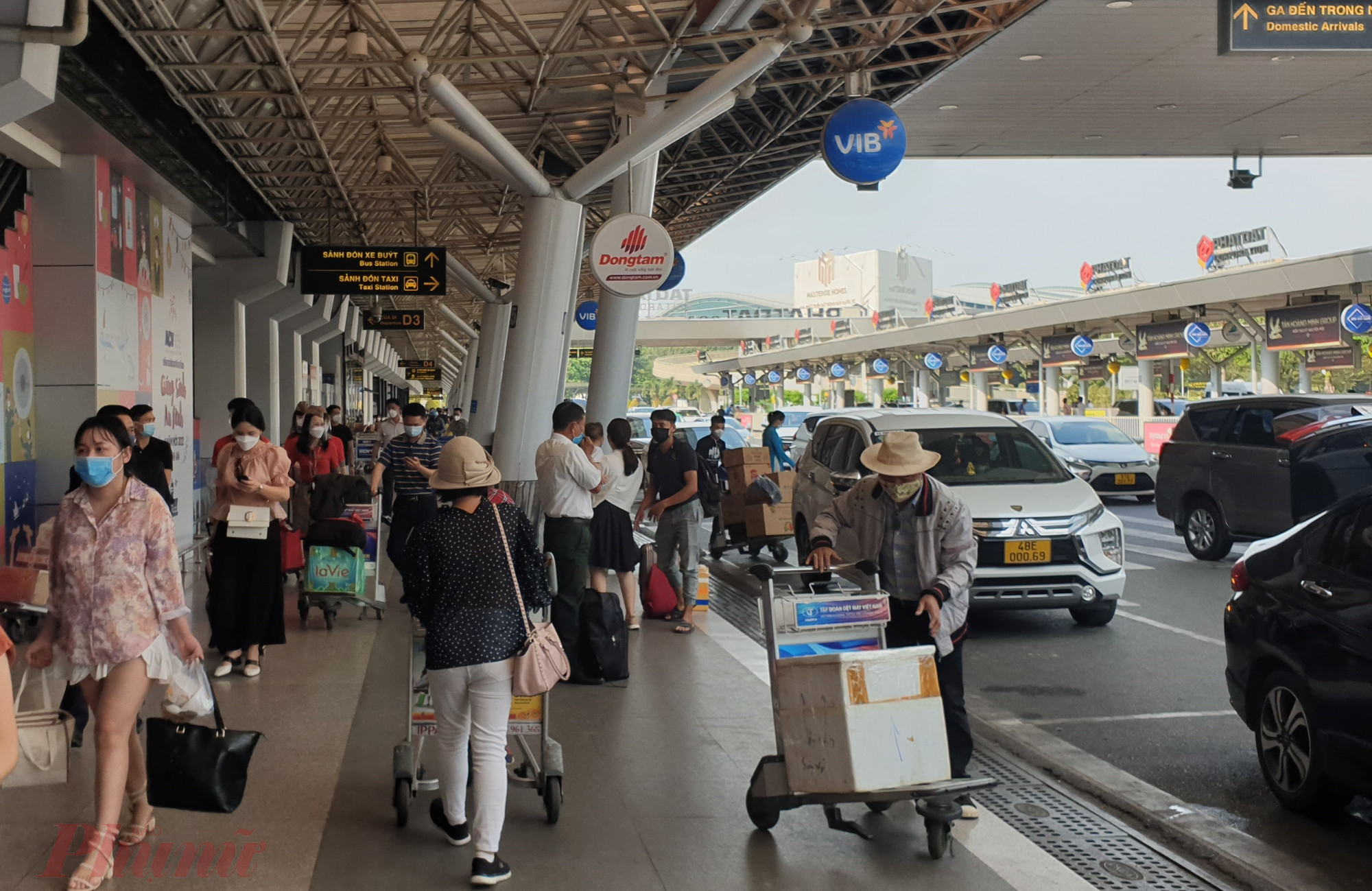 Lượng khách đến sân bay Tân Sơn Nhất so với thời điểm từ Mùng 3 tết Nhâm Dần đến rằm tháng giêng đã bắt đầu giảm mạnh