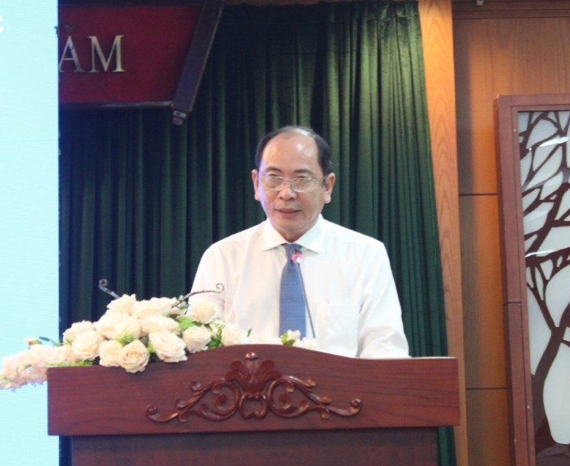Giám đốc Sở Y tế TPHCM Tăng Chí Thượng báo cáo tình hình nguồn nhân lực y tế TPHCM tại buổi họp mặt.