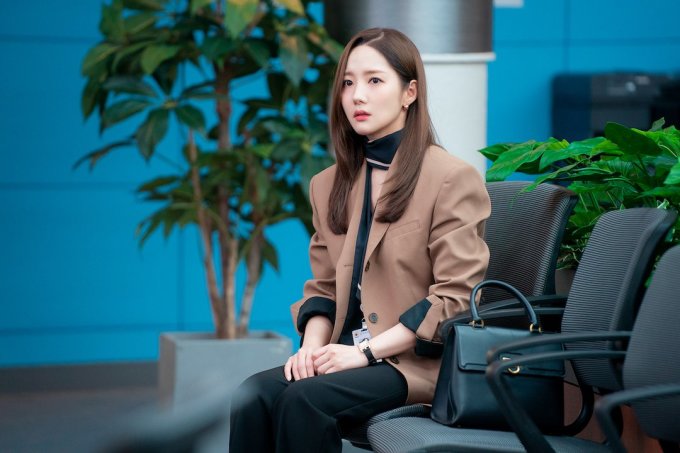 Những chiếc áo kiểu voan mỏng phối cùng áo blazer cách điệu hiện đại được cô nàng thường xuyên sử dụng. Để tránh sự đơn điệu, nữ diễn viên sẽ mang thêm khuyên tai, túi xách…để tổng thể thêm phần hài hòa.