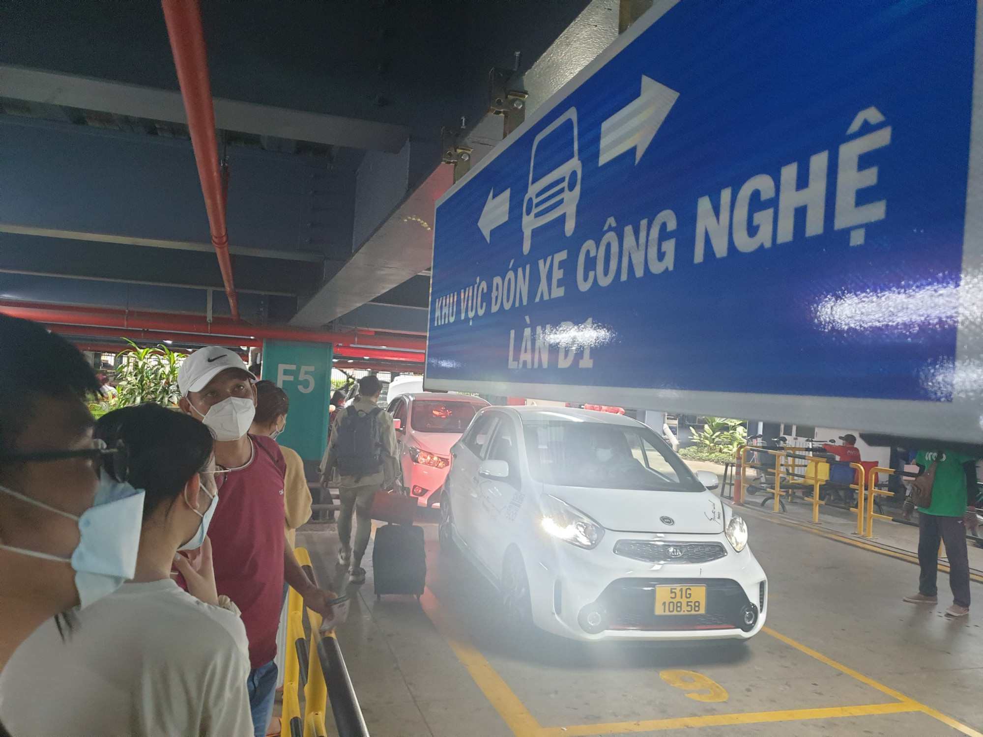 Cảng hàng không quốc tế Tân Sơn Nhất vừa bổ sung thêm làn D1 dành cho taxi công nghệ (Grab, Be) đón khách tại tầng trệt nhà giữ xe TCP