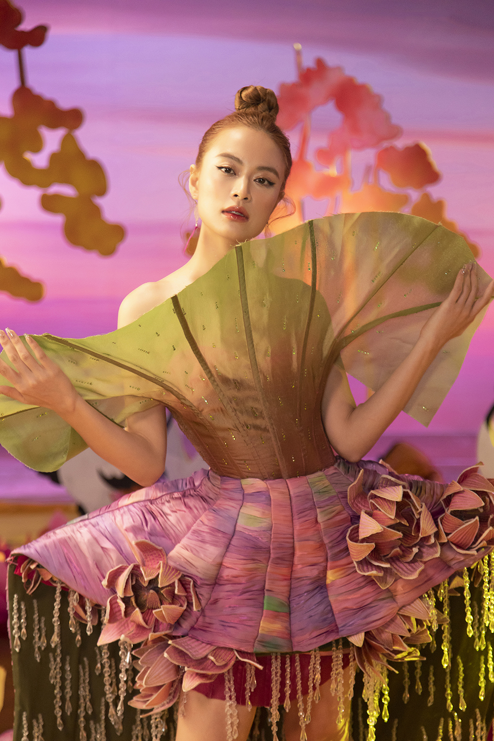 Hình ảnh thú vị của Hoàng Thuỳ Linh trong MV mới đầy màu sắc