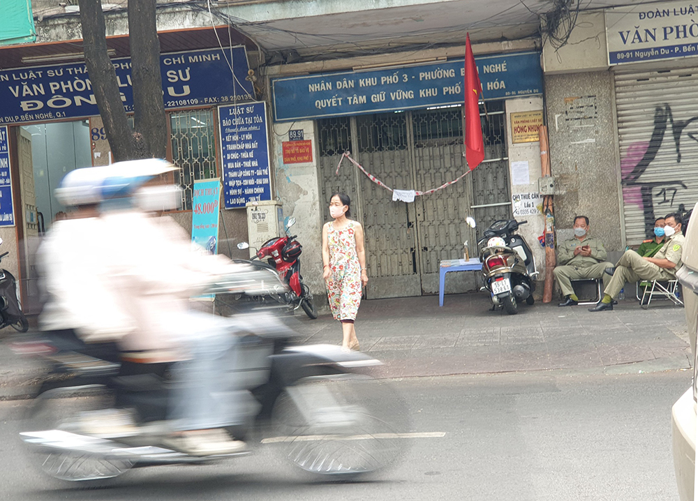 Hiện lực lượng dân quân đang giám sát việc phong tỏa tại chung cư 89-91 Nguyễn Du