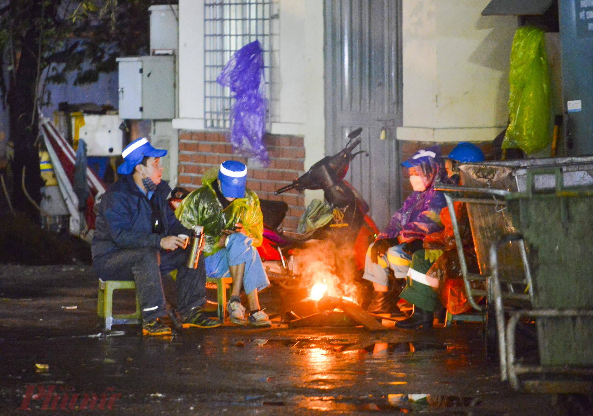 Một thoáng nghỉ ngơi bên cạnh đống lửa nhỏ của những người công nhân vệ sinh môi trường trên phố Hào Nam. Dưới cái rét cắt da, cắt thịt, những công nhân này cho biết, nếu không đốt lửa thì không thể ngồi nghỉ được.