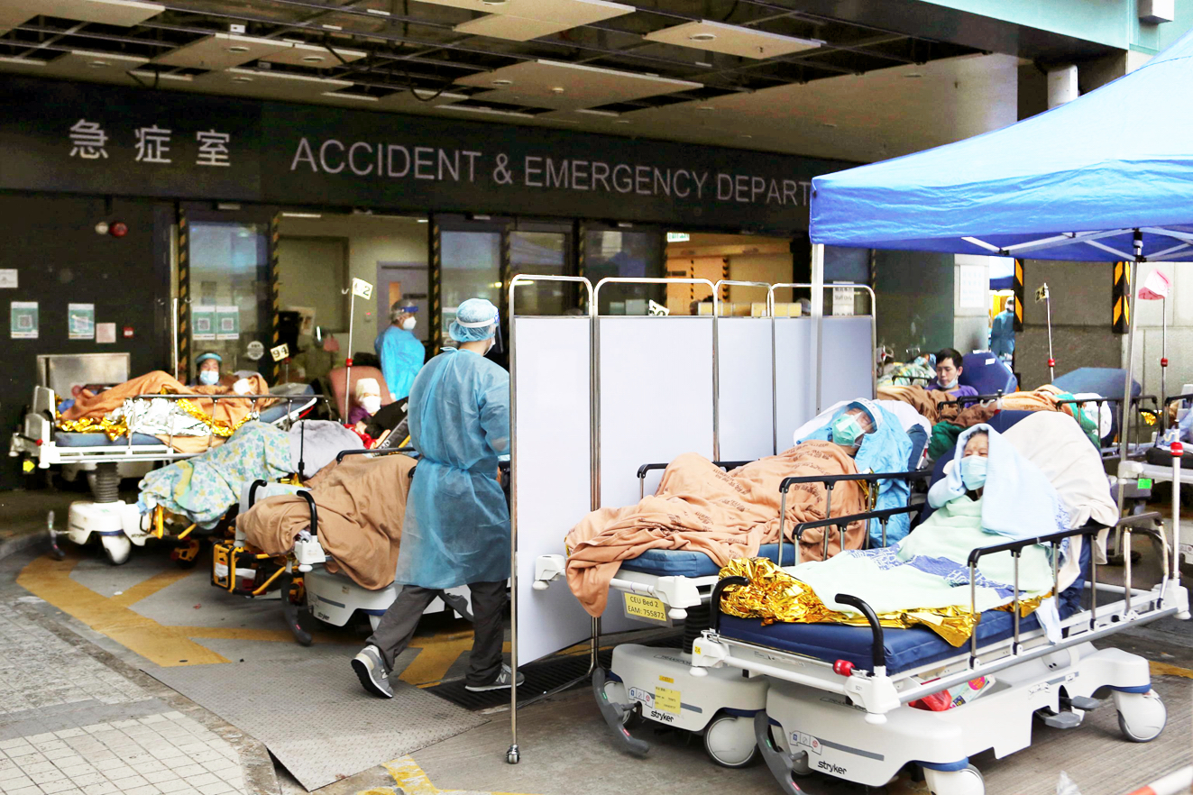 Các bệnh viện ở Hồng Kông (Trung Quốc) đang quá tải và không thể tiếp nhận thêm bệnh nhân - ẢNH: REUTERS