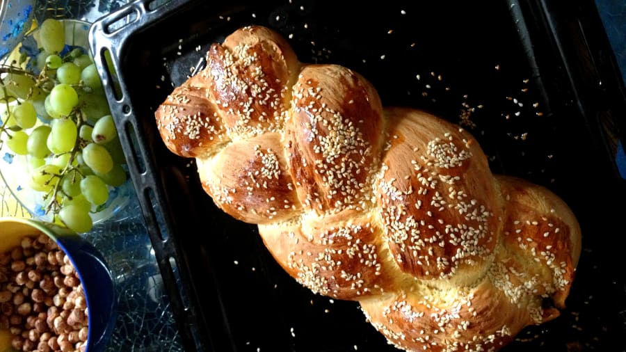 Món bánh mì Zopf tạo hình tóc tết đặc trưng của Thụy Sĩ - Ảnh: Shutterstock