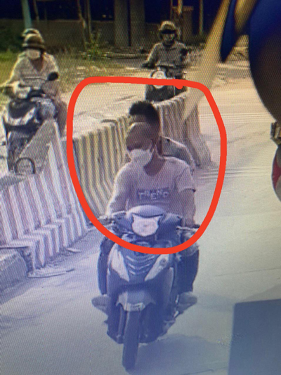 2 đối tượng hành hung, truy đuổi phóng viên Báo Người Lao Động. Ảnh cắt từ camera người dân cung cấp