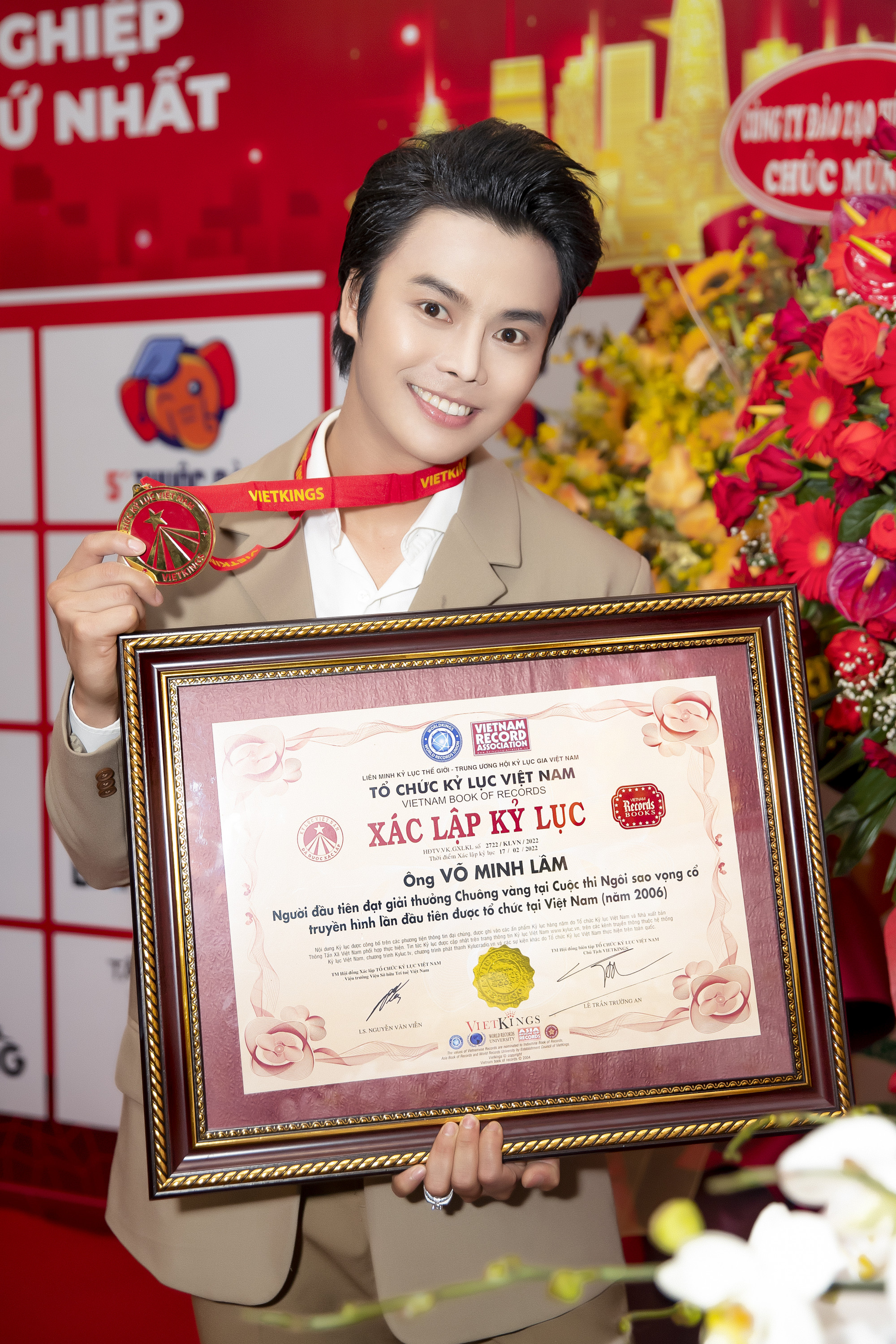 Nghệ sĩ Võ Minh Lâm nhận giấy chứng nhận từ tổ chức Kỷ lục Việt Nam vào ngày 22/12