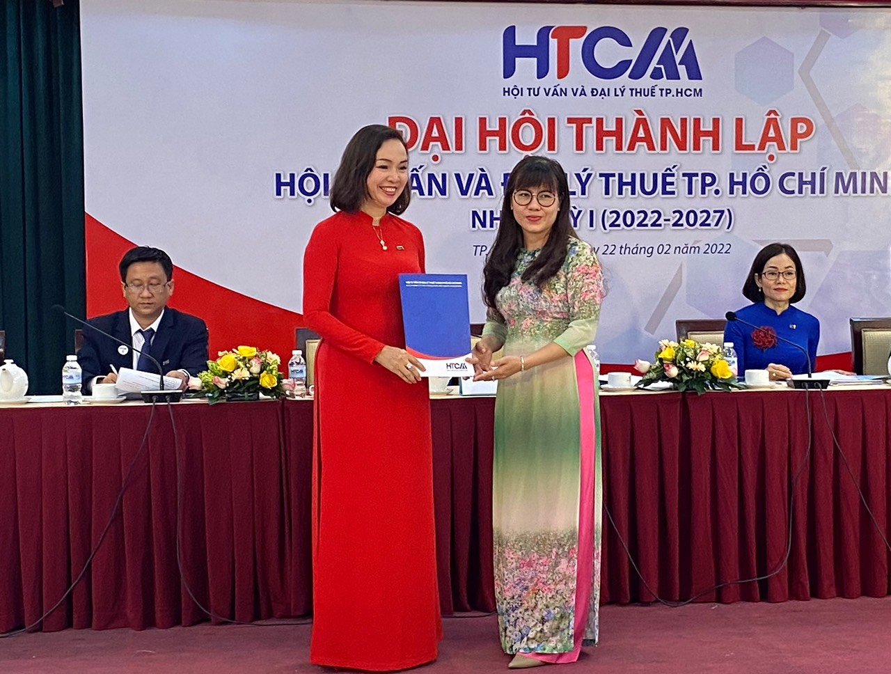 Bà Lê Thị Thu Hương (áo đỏ), nguyên phó cục trưởng Cục Thuế TP.HCM, làm chủ tịch hộ