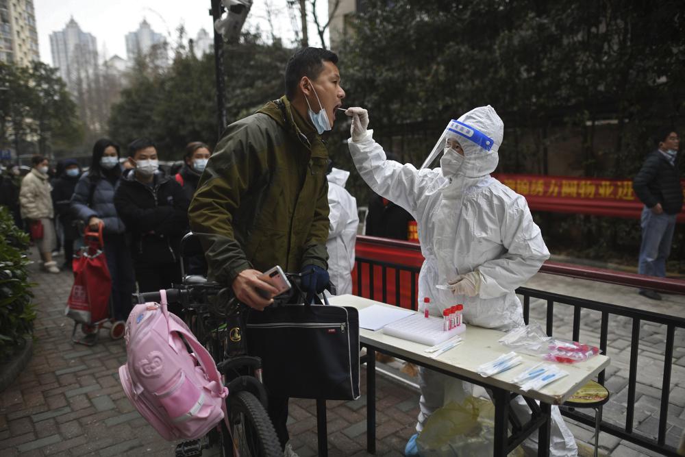 Nhân viên y tế tiến hành lấy mẫu xét nghiệm tại Vũ Hán, Trung Quốc.
