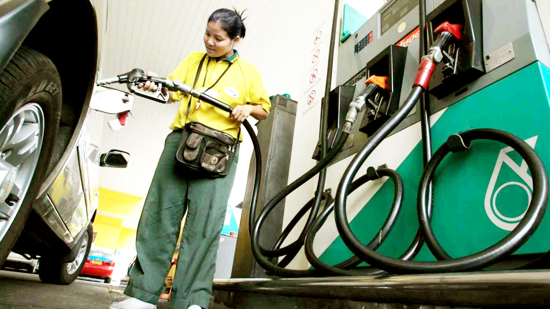 Quỹ dầu mỏ nhà nước của Thái Lan đã được sử dụng để trợ giá bán lẻ xăng dầu đến mức thâm hụt 429,4 triệu USD tính đến cuối tháng Giêng - ẢNH: REUTERS
