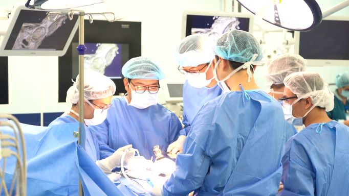 Những tiến bộ về công nghệ, kỹ thuật tại Vinmec đã làm nên những ca phẫu thuật “4 không” cho người bệnh thay khớp háng - Ảnh: Vinmec