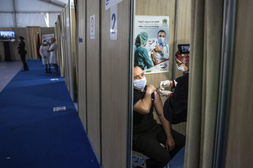 Một nhân viên y tế ở Morocco đang tiêm ngừa COVID-19 cho đồng nghiệp - Ảnh: AP