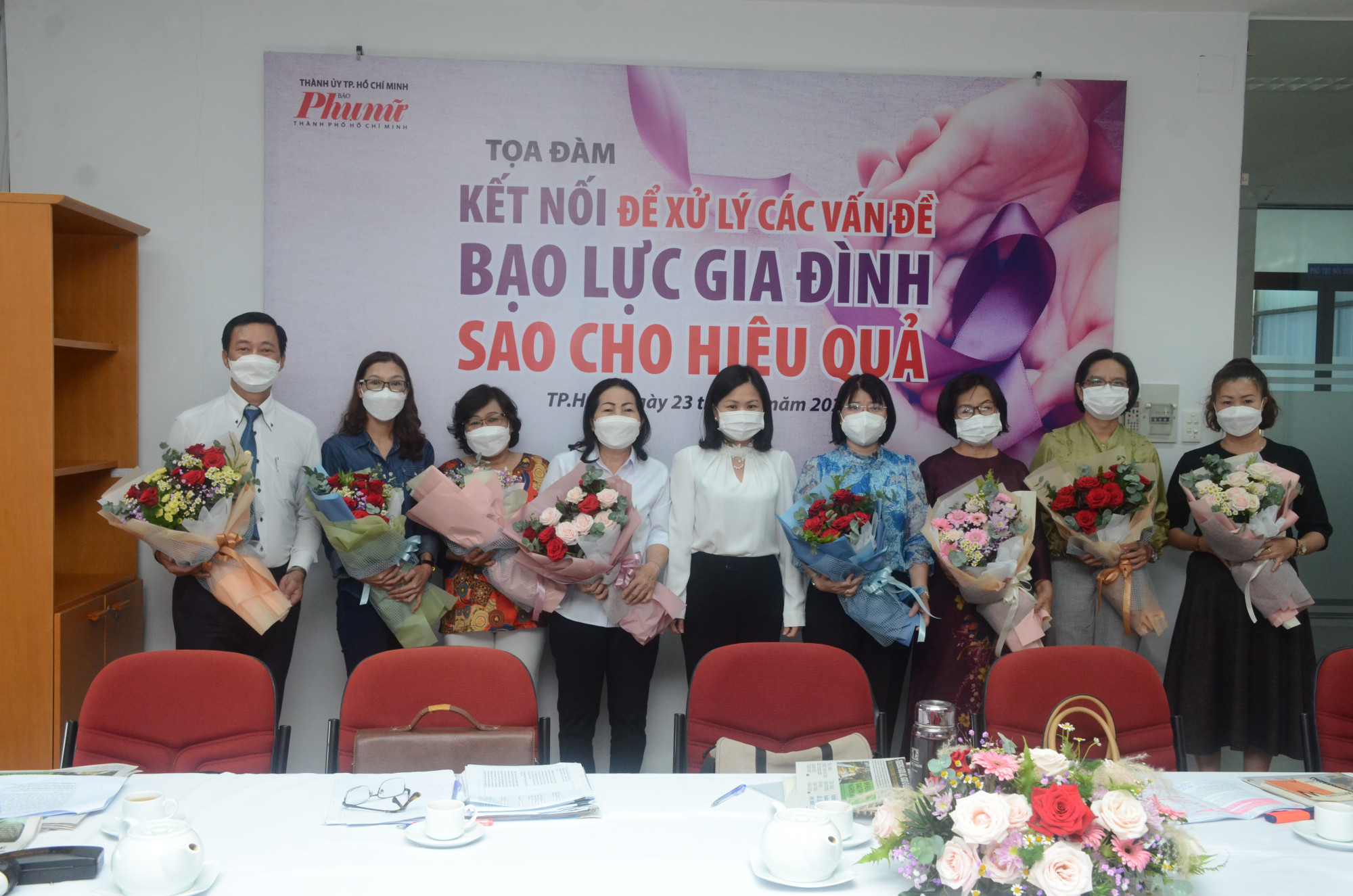 Bà Phạm Thị Vân Anh - Phó tổng biên tập Báo Phụ Nữ TPHCM tặng hoa cảm ơn các đại biểu 