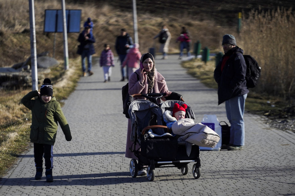 Một gia đình đến cửa khẩu Medyka, Ba Lan sau khi chạy trốn bạo lực ở Ukraine