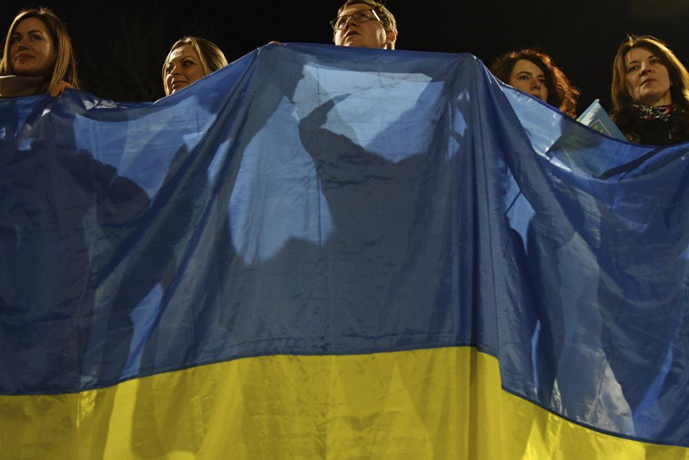 Người dân vẫy một lá quốc kỳ Ukraine khổng lồ trong hành động ủng hộ đất nước ở Kramatorsk, Ukraine