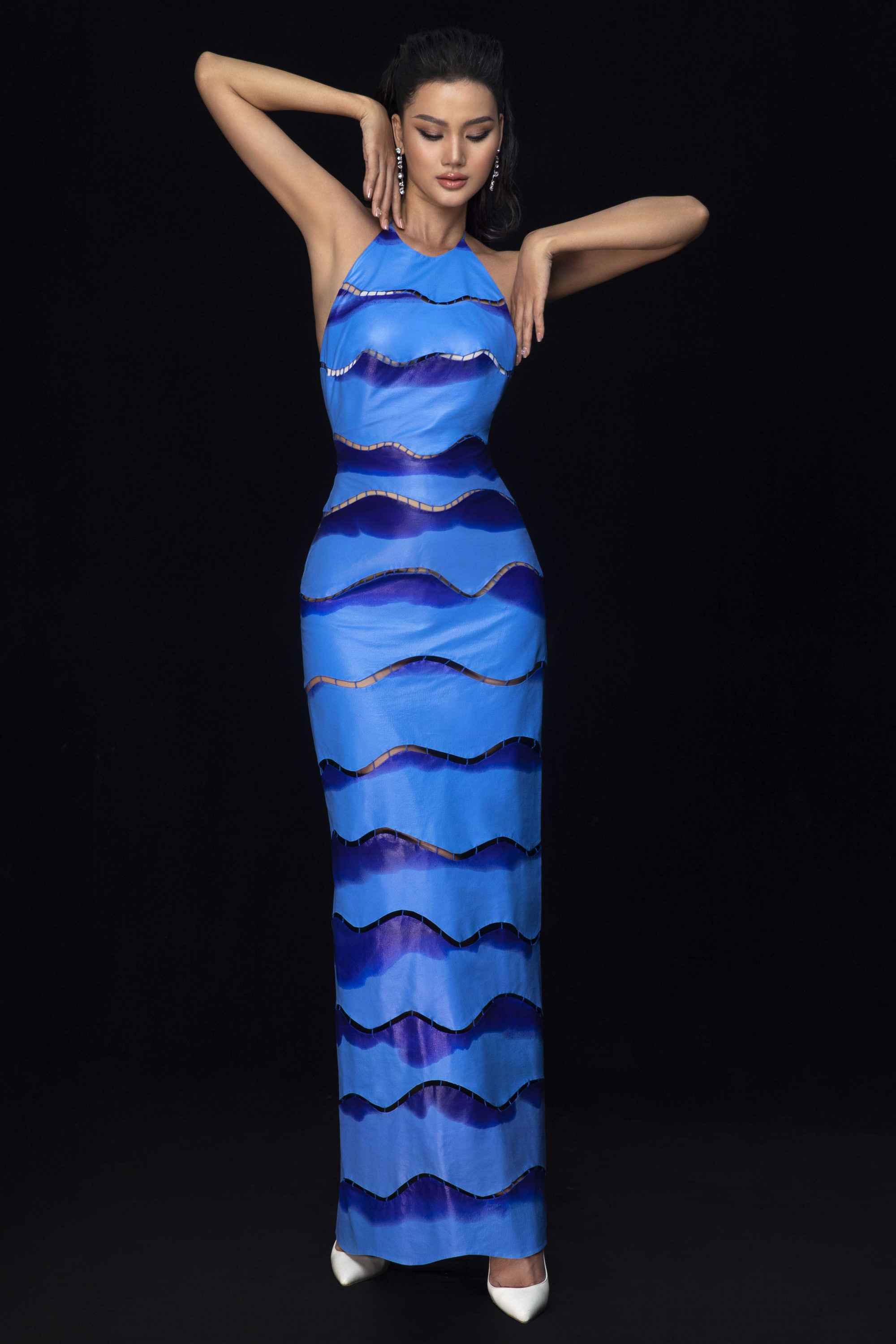 Màu sắc thực tế của chiếc váy trên là màu xanh biển kết hợp với màu xanh đậm 