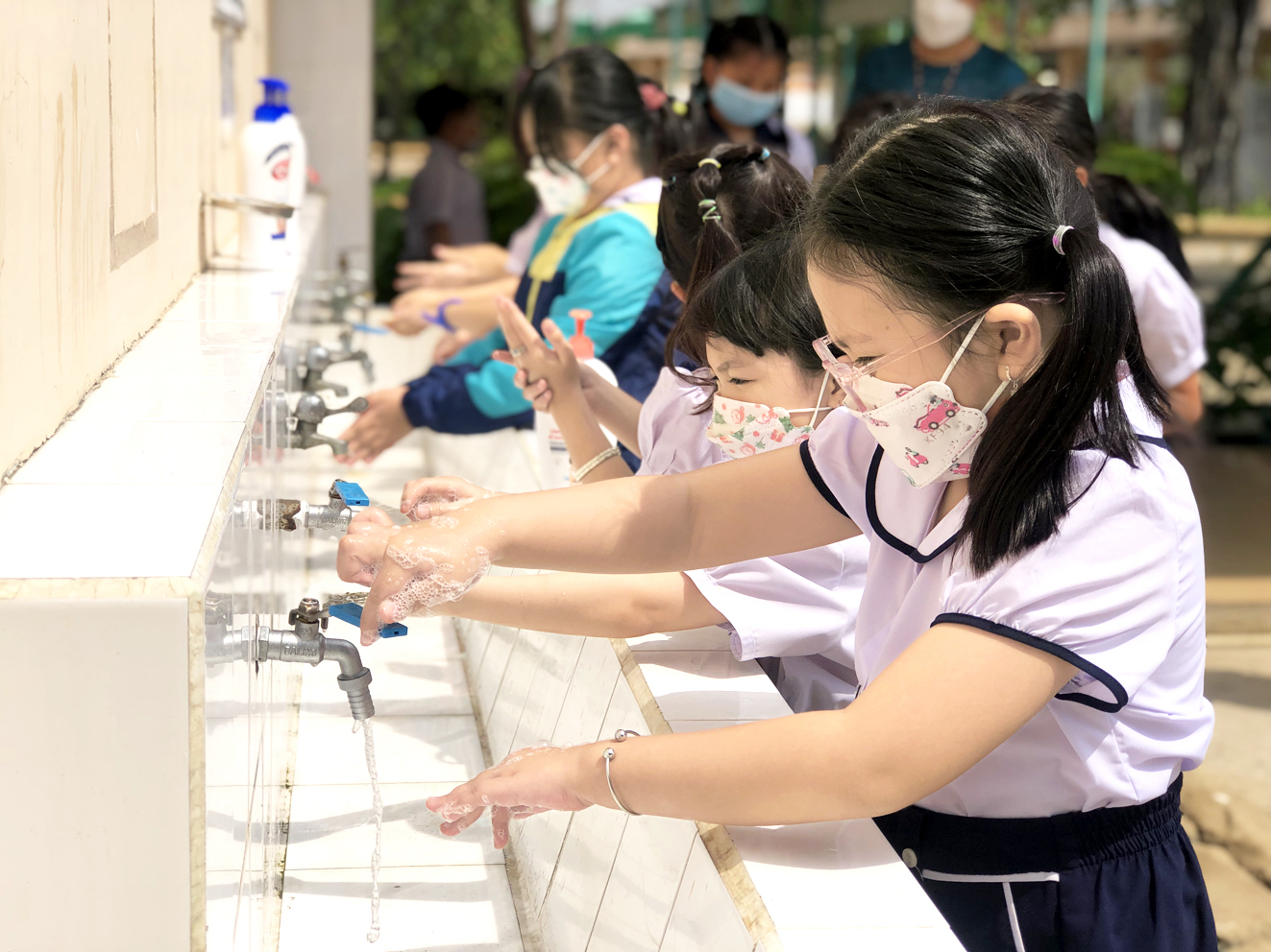 Học sinh Trường tiểu học Nguyễn Trung Ngạn (Q.8, TP.HCM) thực hiện các quy định về giữ khoảng cách và vệ sinh để phòng, chống dịch